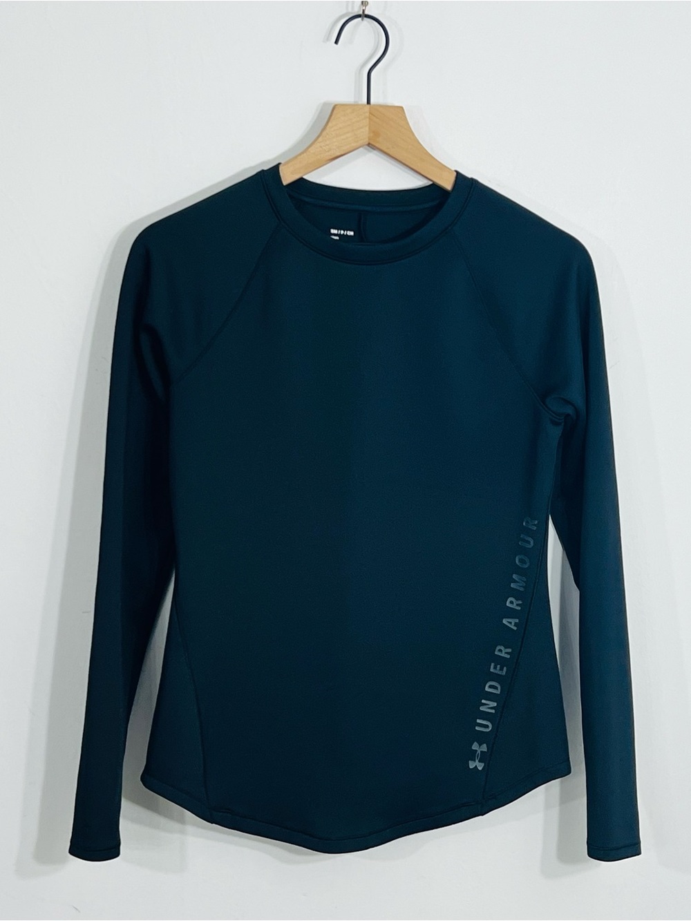 Under Armour Lightweight Goldgear Raglan Sleeve Stretchy Thumb Holes Work Out